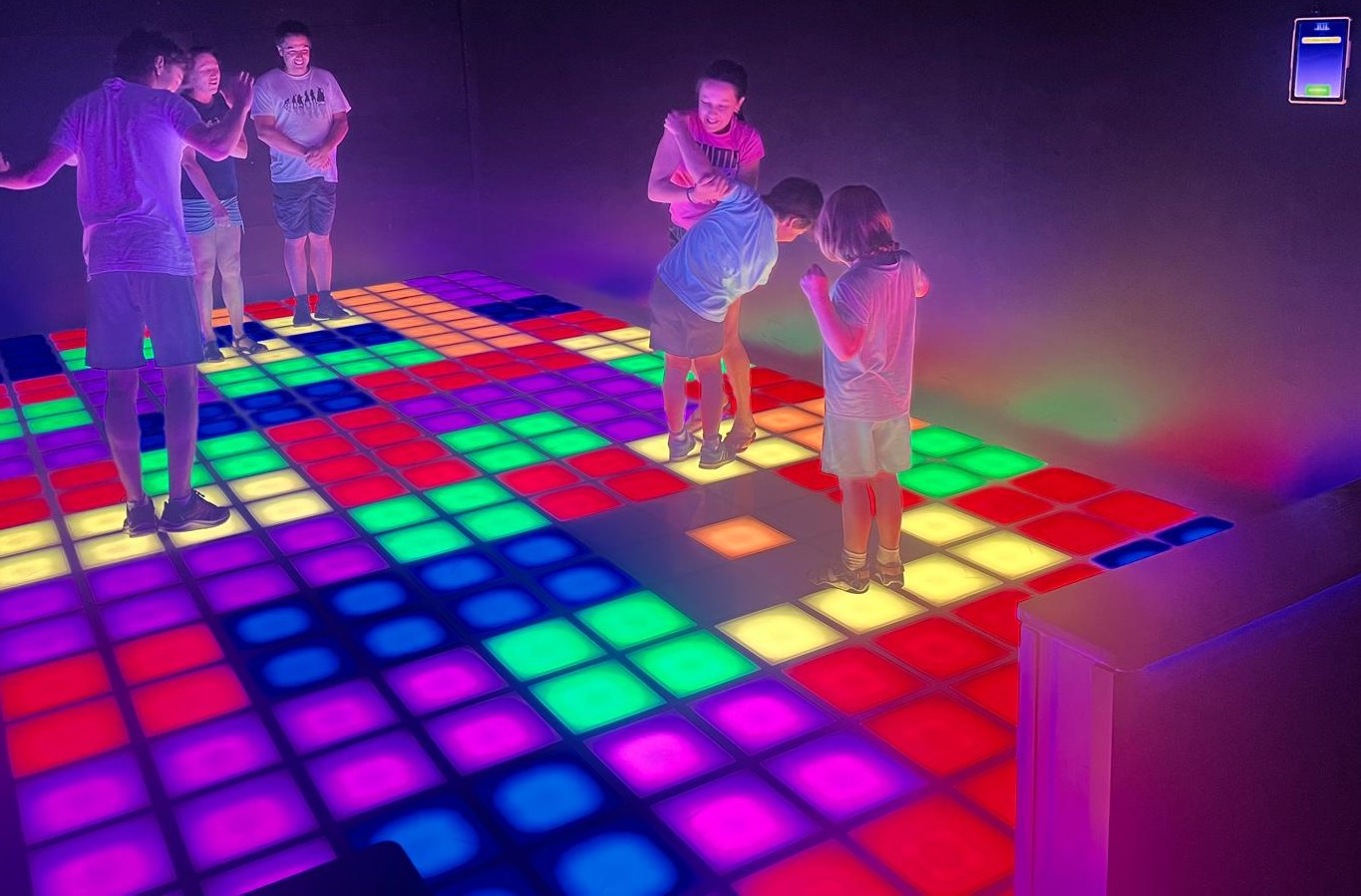 Jugadores disfrutando de El Suelo es Lava en Madrid en Laava Box